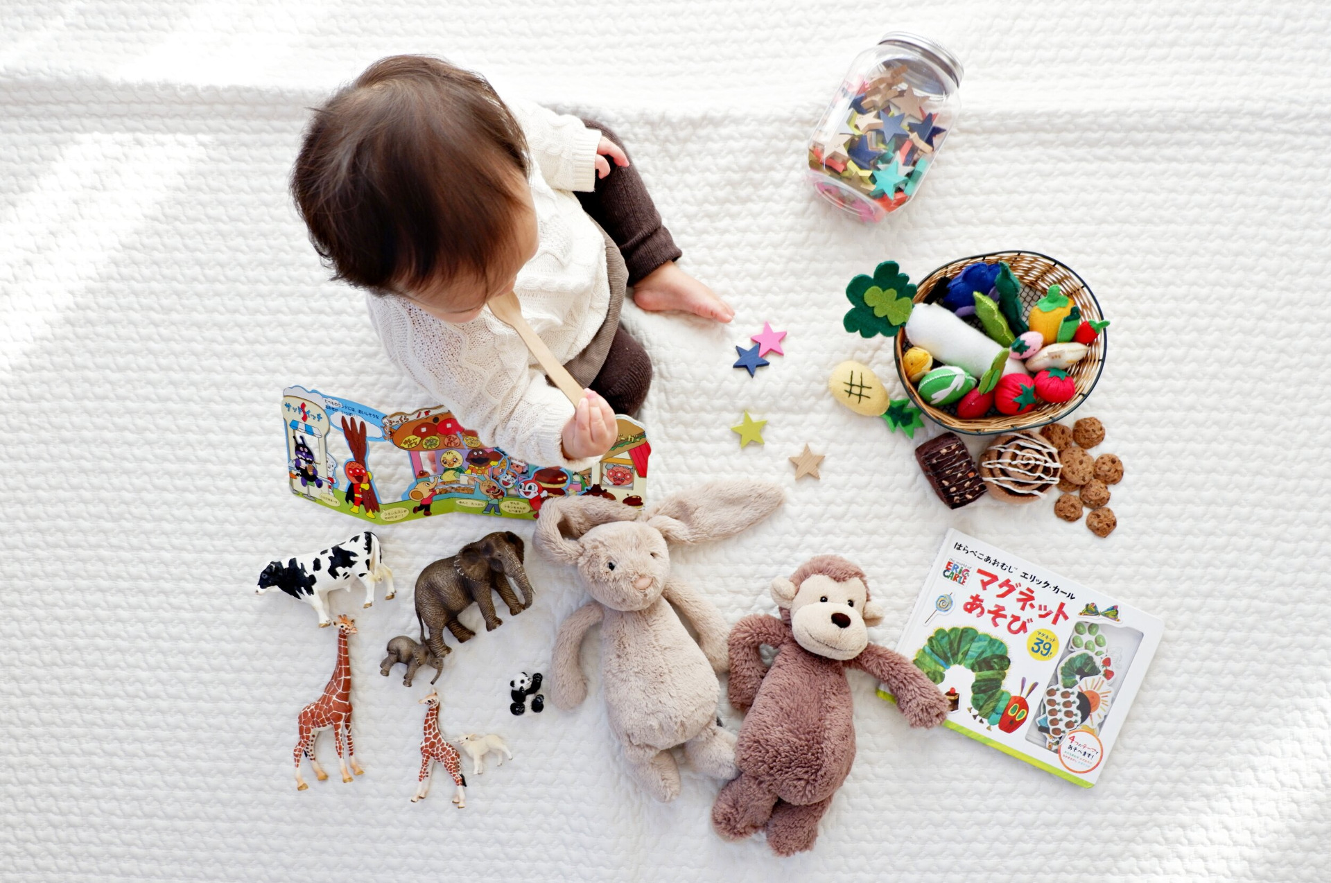 我的孩子应该玩什么玩具来教他们语言？